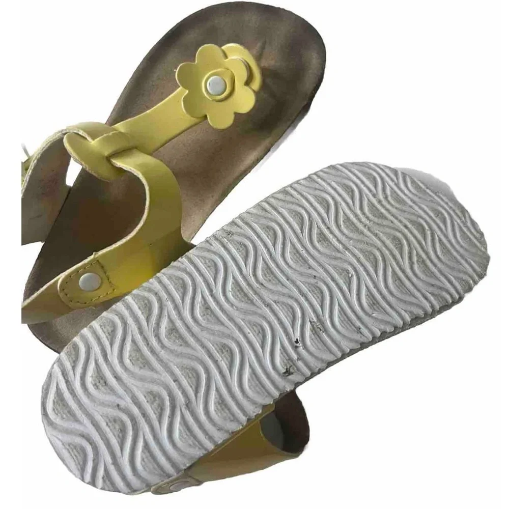 Children’s Place girls yellow T- strap sandal‎ with flower detail. Size 10.